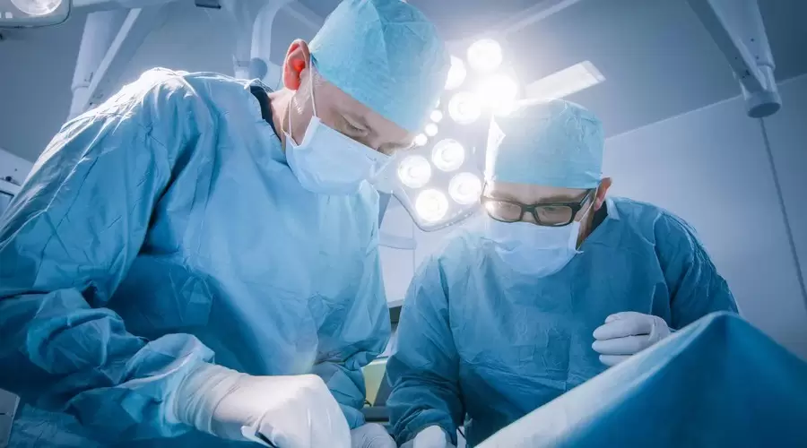 جراحی تومور اربیت چگونه انجام می‌شود؟